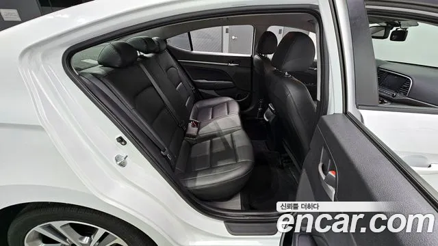 Hyundai AVANTE 2018 — фото 12