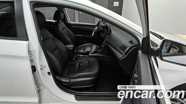Hyundai AVANTE 2018 — фото 13