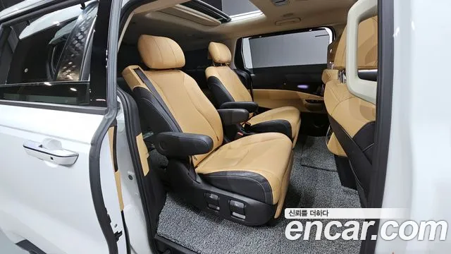 Kia Canival 2023 — фото 11