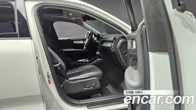 Volvo XC40 2019 — фото 11