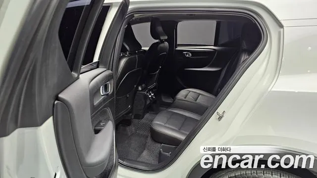 Volvo XC40 2019 — фото 12