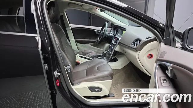 Volvo V40 2016 — фото 11