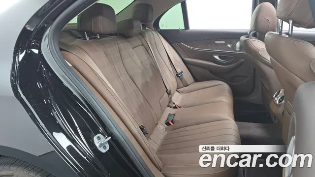 Mercedes-Benz E-Class 2019 — фото 12