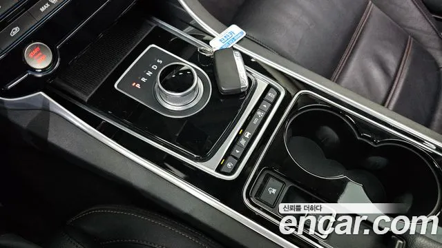 Jaguar XE 2016 — фото 9