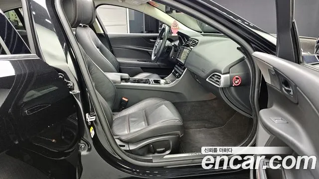 Jaguar XE 2016 — фото 11