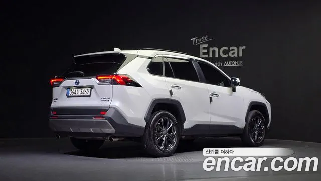 Toyota RAV4 2023 — фото 2