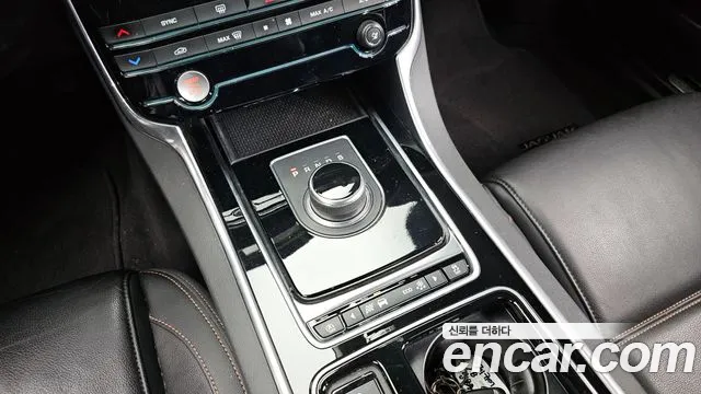 Jaguar XE 2018 — фото 9