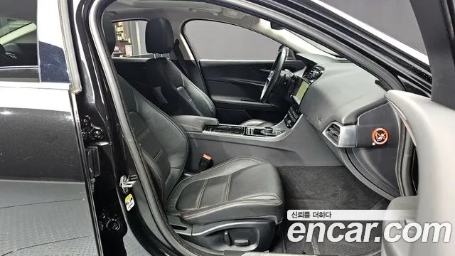 Jaguar XE 2018 — фото 10