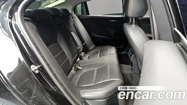 Jaguar XE 2018 — фото 12