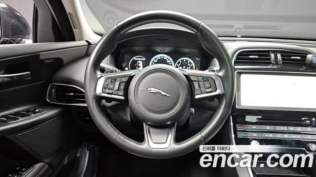 Jaguar XE 2018 — фото 13