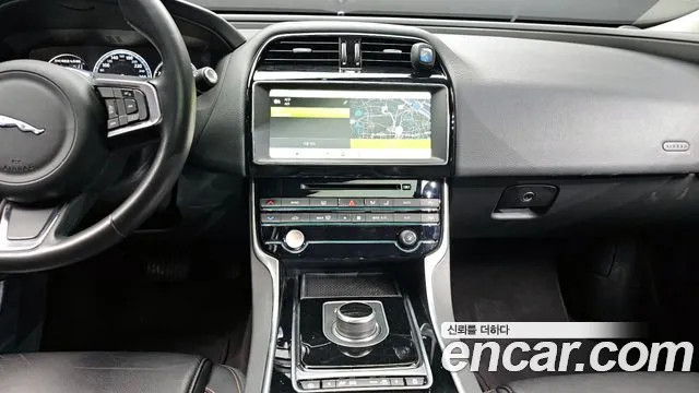 Jaguar XE 2018 — фото 14