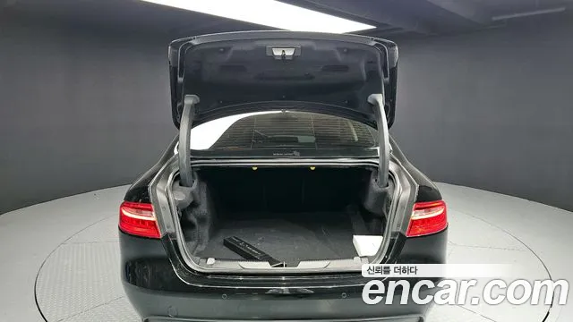 Jaguar XE 2018 — фото 20