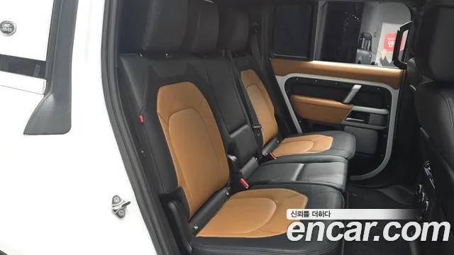 Land Rover Defender 2023 — фото 12