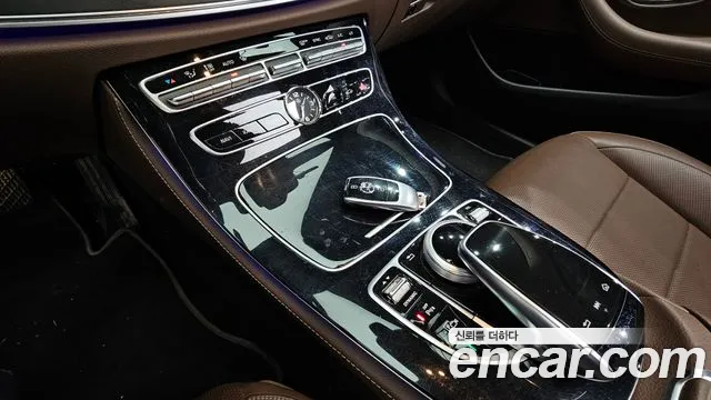 Mercedes-Benz E-Class 2018 — фото 15