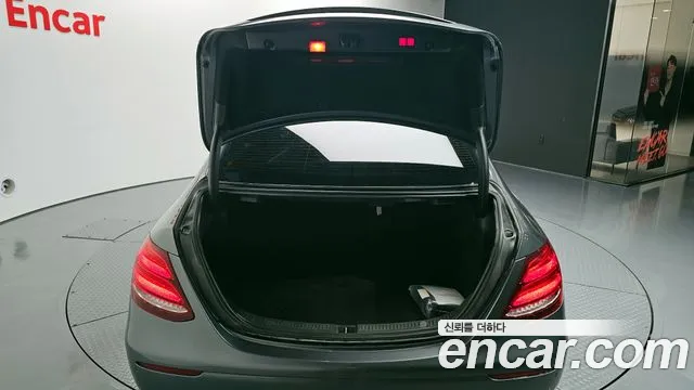 Mercedes-Benz E-Class 2018 — фото 20
