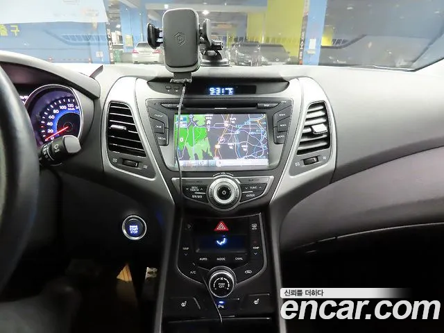 Hyundai AVANTE 2014 — фото 12