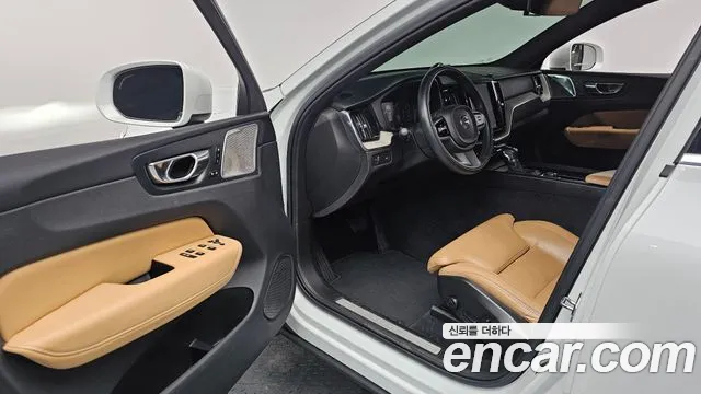 Volvo XC60 2019 — фото 10