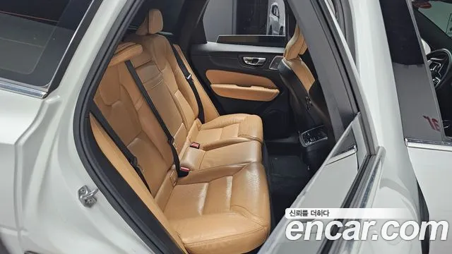 Volvo XC60 2019 — фото 11