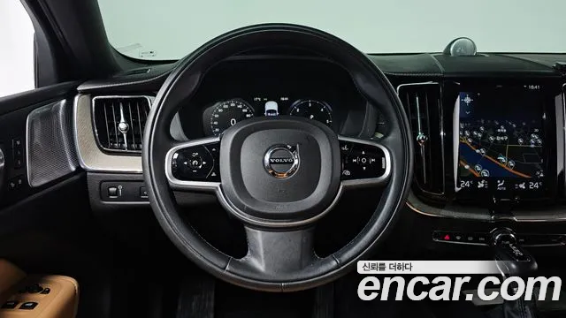 Volvo XC60 2019 — фото 12
