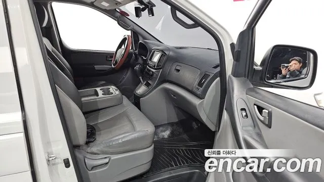 Hyundai Starex 2019 — фото 10