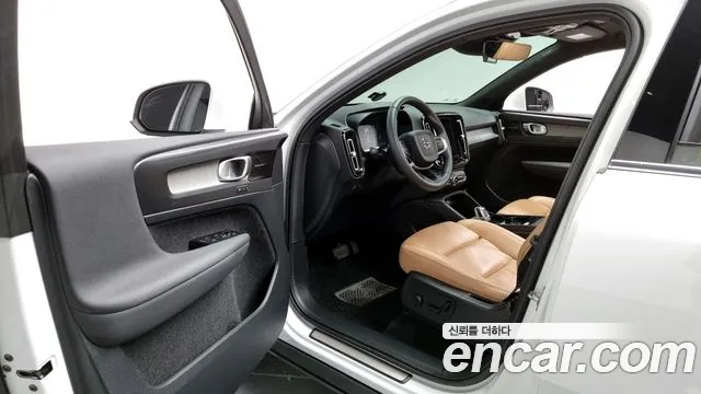 Volvo XC40 2021 — фото 10
