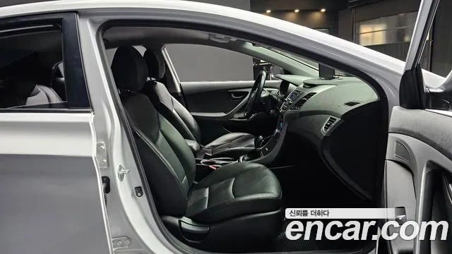 Hyundai AVANTE 2014 — фото 10