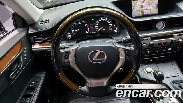 Lexus ES 2015 — фото 12