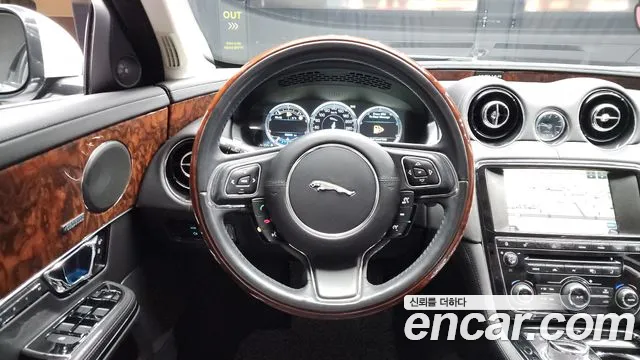 Jaguar XJ 2015 — фото 13