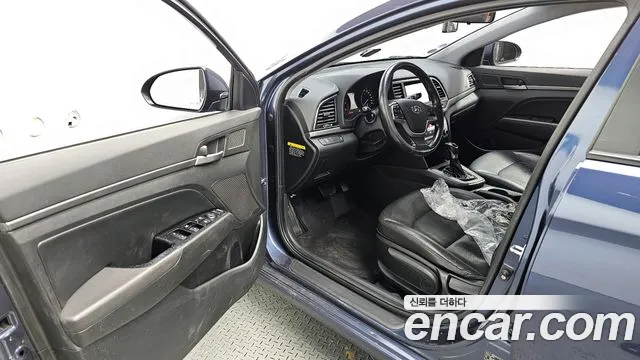 Hyundai AVANTE 2017 — фото 10