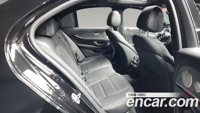 Mercedes-Benz E-Class 2023 — фото 12