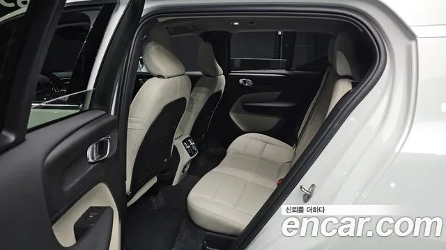Volvo XC40 2025 — фото 12