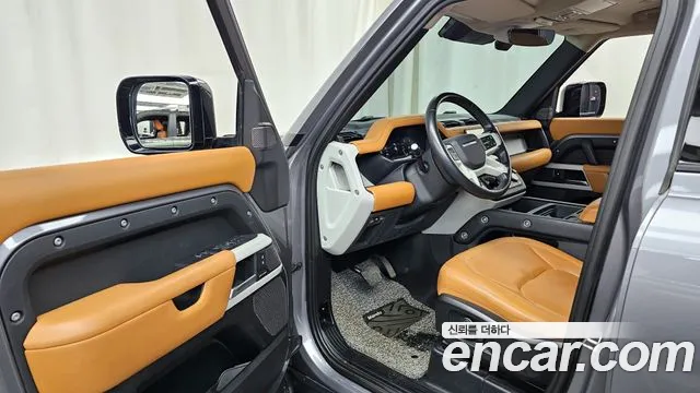 Land Rover Defender 2023 — фото 10