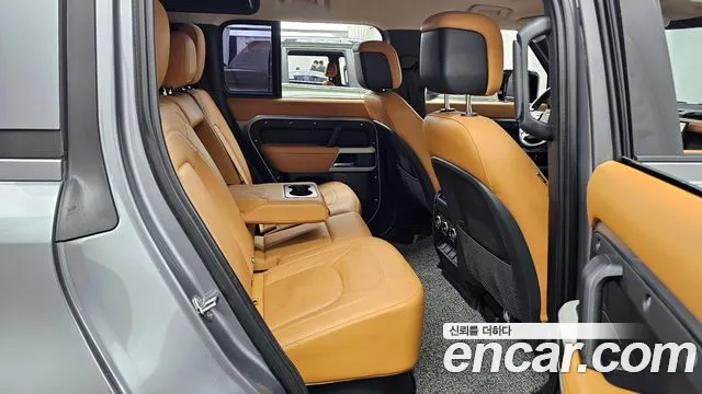 Land Rover Defender 2023 — фото 12