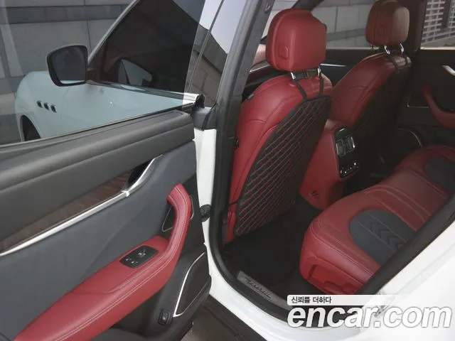Maserati Levante 2018 — фото 11