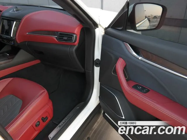 Maserati Levante 2018 — фото 13