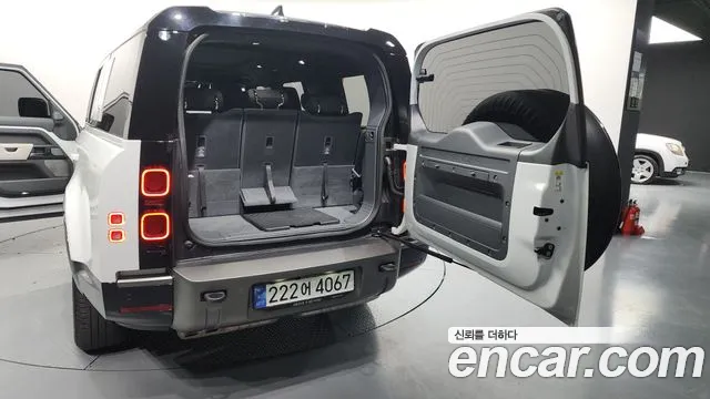 Land Rover Defender 2023 — фото 20