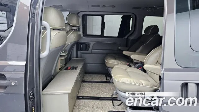 Hyundai Starex 2019 — фото 12