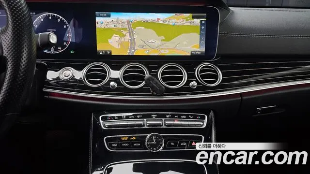 Mercedes-Benz E-Class 2017 — фото 15