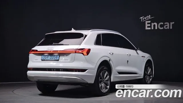 Audi e-tron 2021 — фото 2