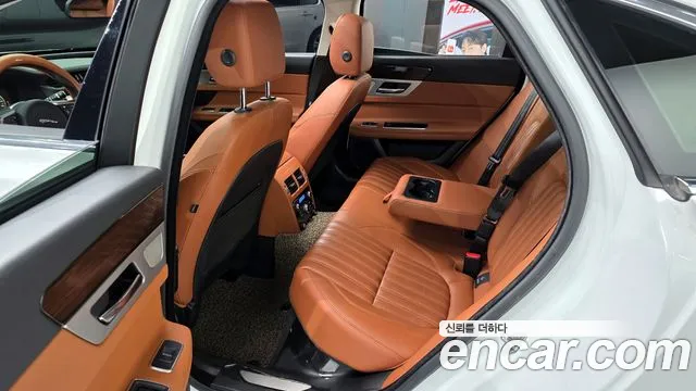 Jaguar XF 2018 — фото 12