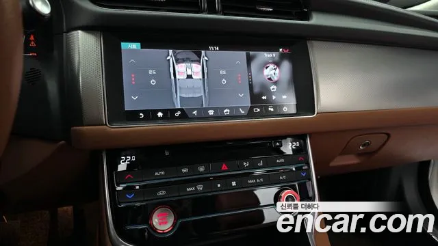 Jaguar XF 2018 — фото 14