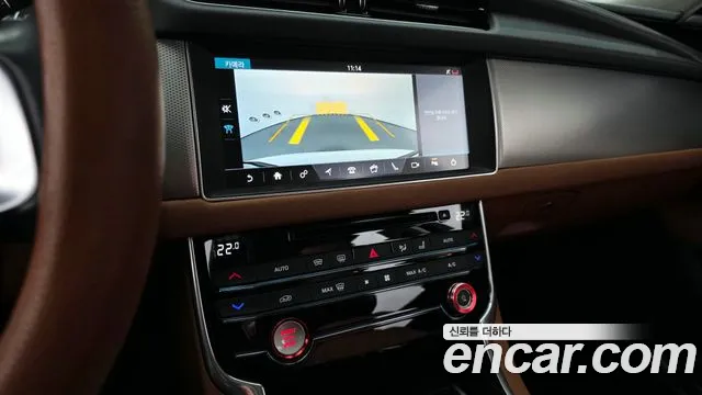 Jaguar XF 2018 — фото 15
