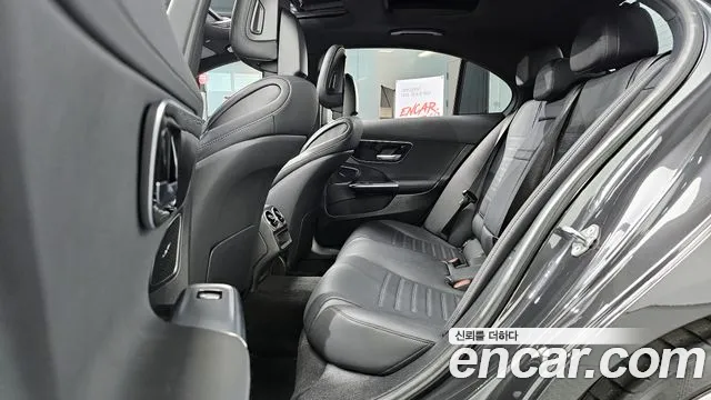 Mercedes-Benz C-Class 2023 — фото 12