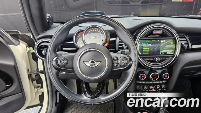 Mini Cooper Convertible 2017 — фото 13