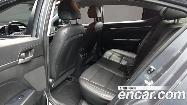 Hyundai AVANTE 2016 — фото 12