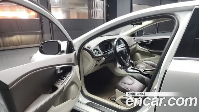 Volvo V40 2015 — фото 10