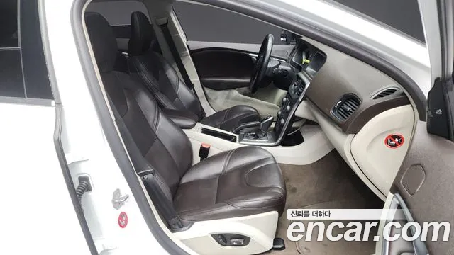 Volvo V40 2015 — фото 11