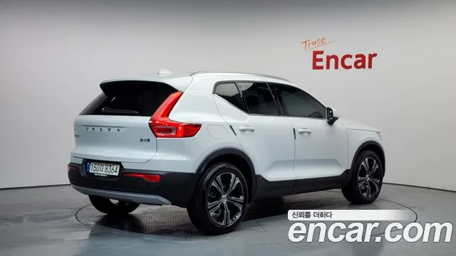Volvo XC40 2021 — фото 2