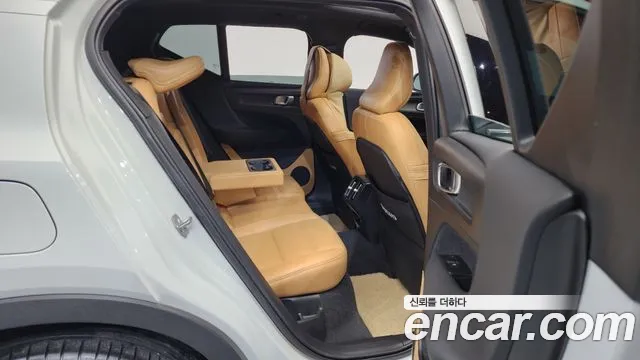 Volvo XC40 2021 — фото 12