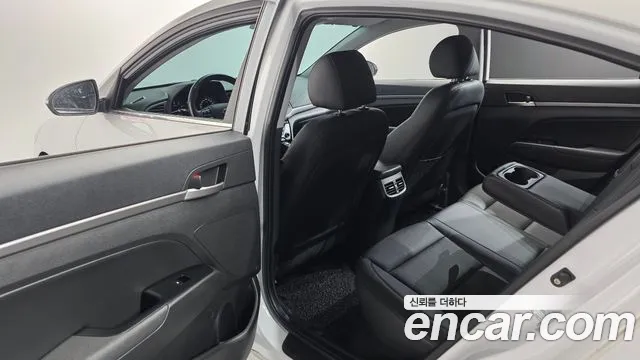 Hyundai AVANTE 2016 — фото 18